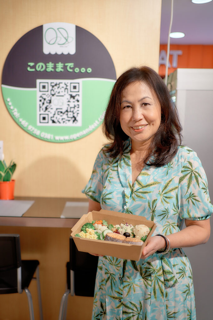 Open-and-eat-salad-bar-food-in-local